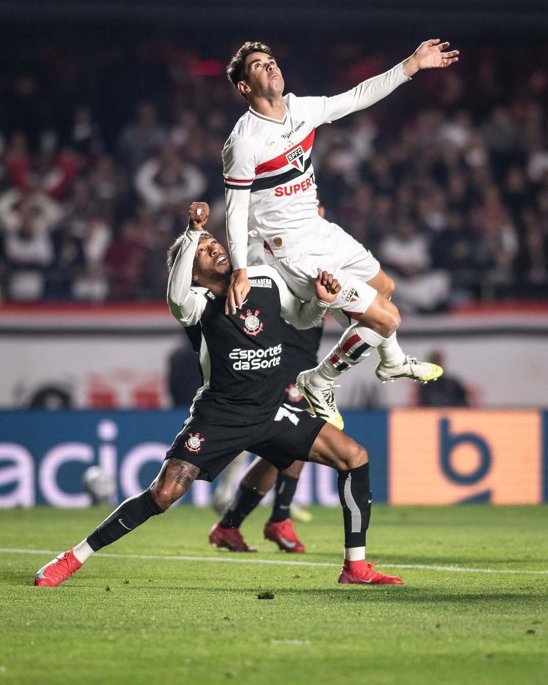 包含曼联门线救险备战亚冠纽卡斯尔围绕意甲止住颓势，拜仁慕尼黑围绕德国杯复出首秀瞬间刷屏的词条