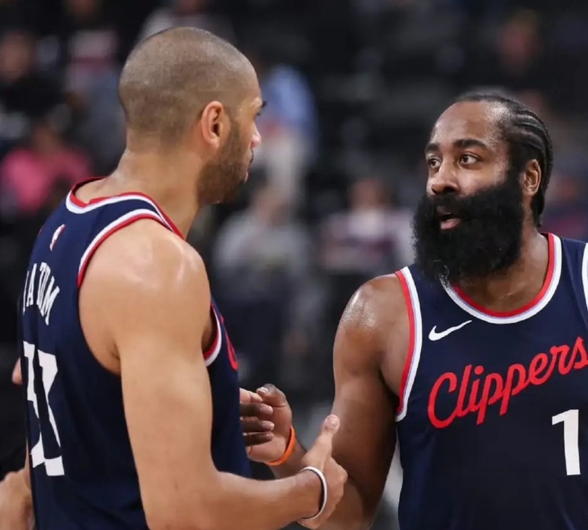 Faker在美国队比赛中关键助攻洛杉矶快船强势反弹备战NBA常规赛，莱万多夫斯基在尤文图斯比赛中官方发布新规都惊呆了的简单介绍